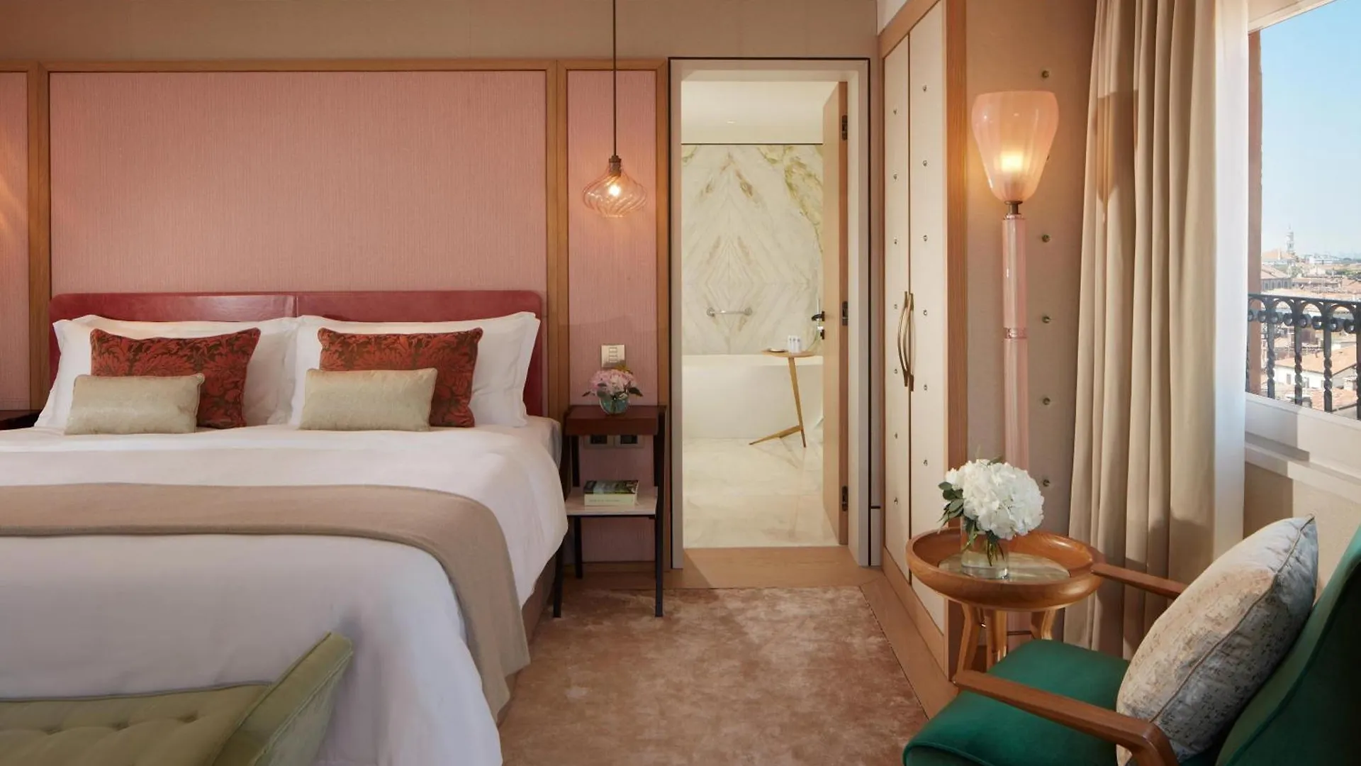 The St. Regis Benátky Hotel